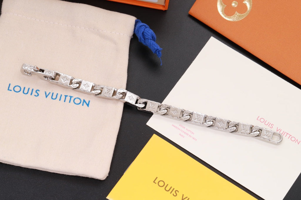 Louis Vuitton Monogram Tied Up 18K Gold Bracelet product image 3, provided for visual reference and product detail review