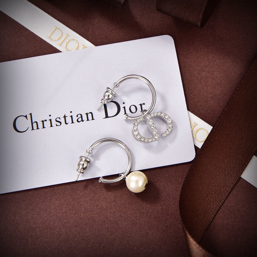 Dior Petit Pearl 18K Gold Earrings product image 4, provided for visual reference and product detail review