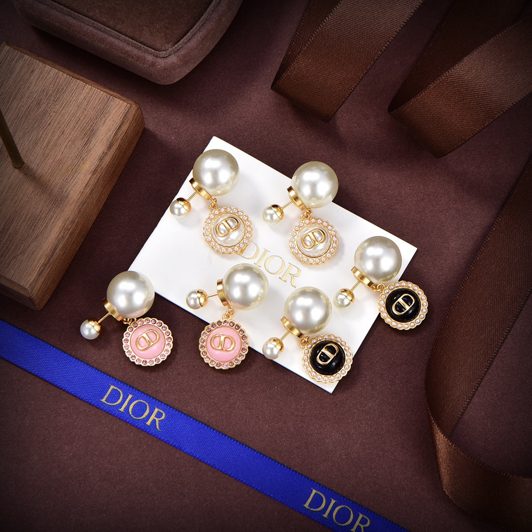 Dior Pearls 18K Gold Earrings product image 4, provided for visual reference and product detail review