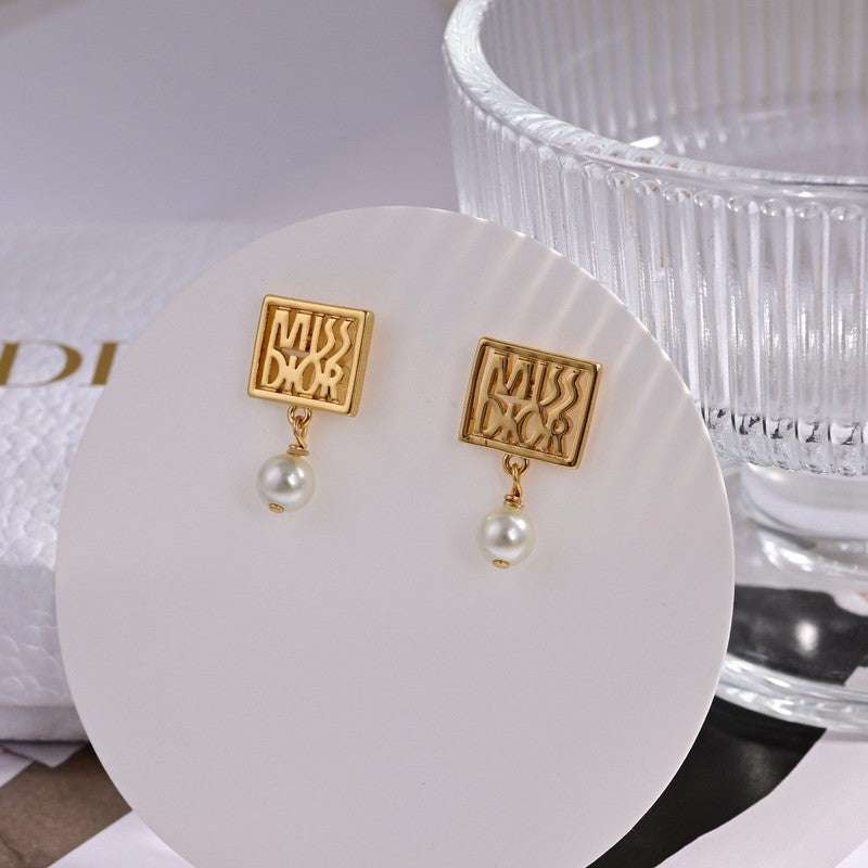 Dior Tribales Miss 18K Gold Earrings product image 4, provided for visual reference and product detail review