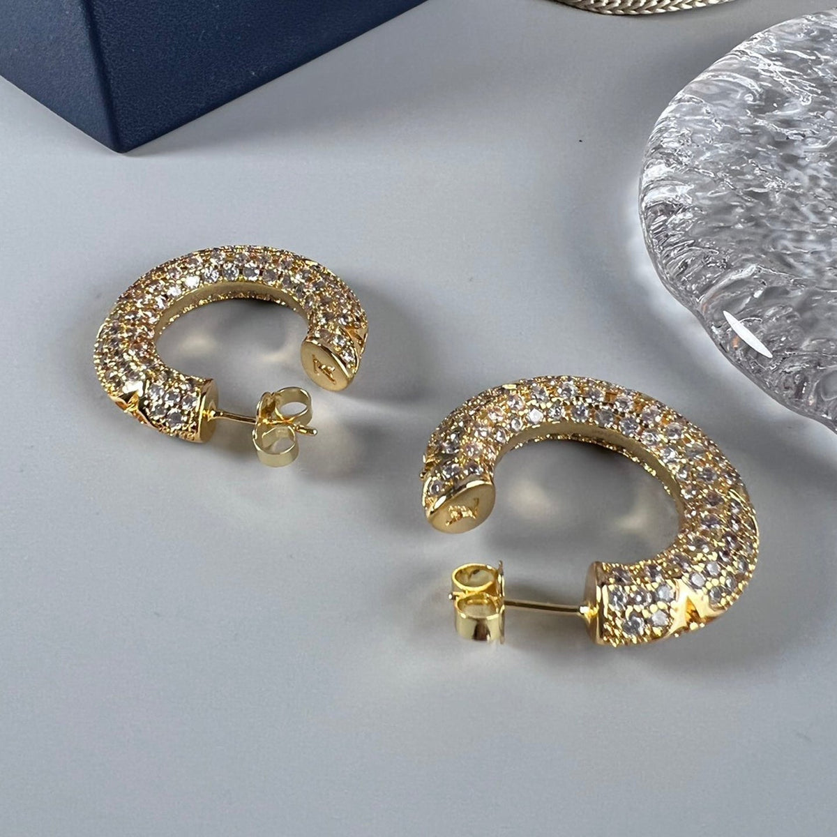 Louis Vuitton Circle Diamonds 18K Gold Earrings product image 1, provided for visual reference and product detail review