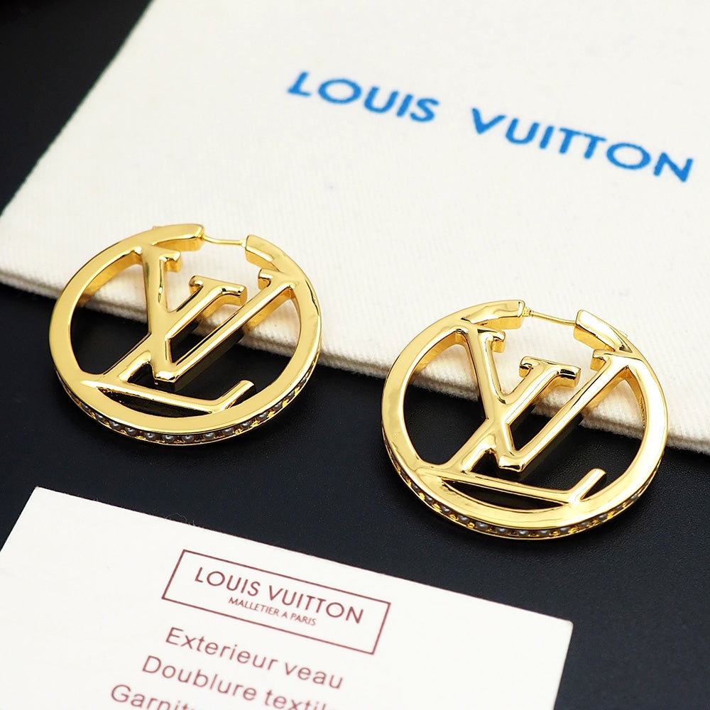 Louis Vuitton Louise Pearls 18K Gold Earrings product image 9, provided for visual reference and product detail review