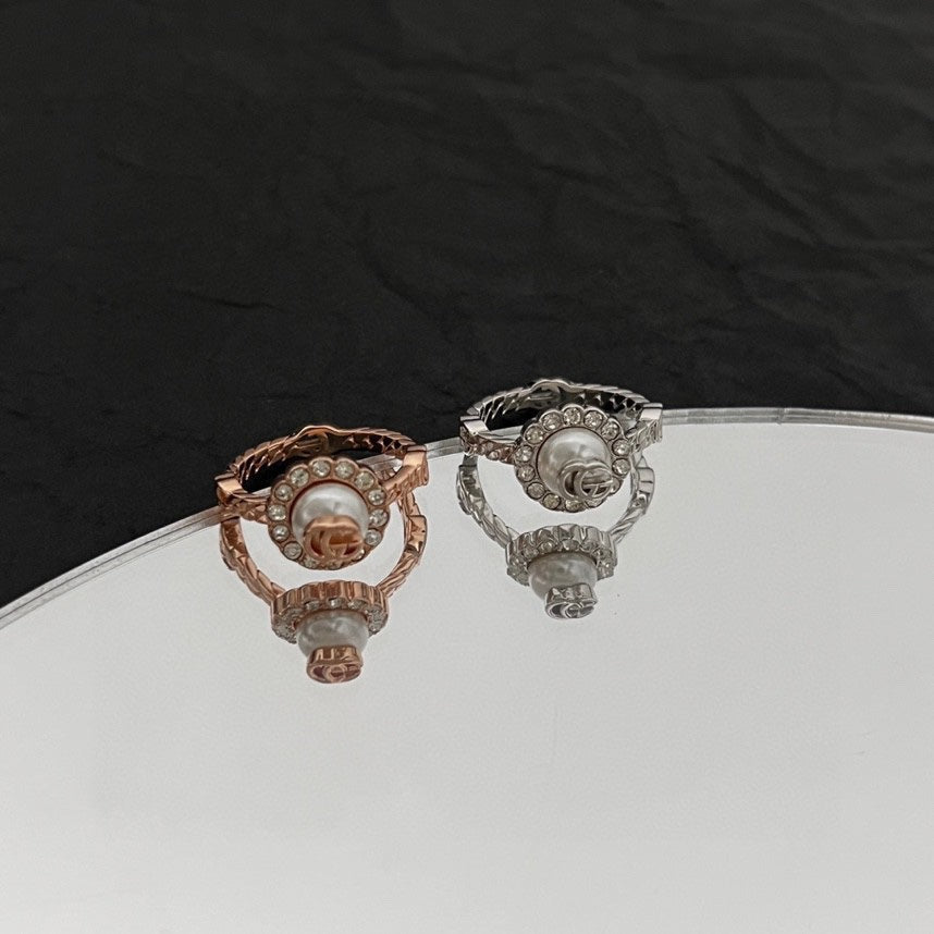 Gucci Double Pearl 18K Gold Ring product image 5, provided for visual reference and product detail review