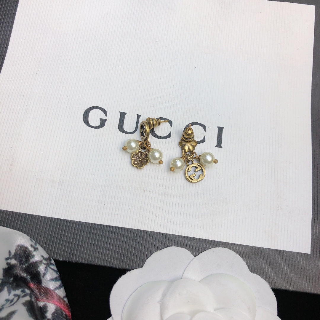 Gucci Double Flower & Pearl Pendant 18K Gold Earrings product image 3, provided for visual reference and product detail