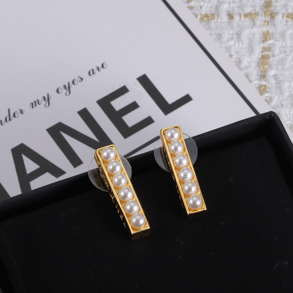 Chanel Pearls 18K Gold Earrings product image 4, provided for visual reference and product detail review