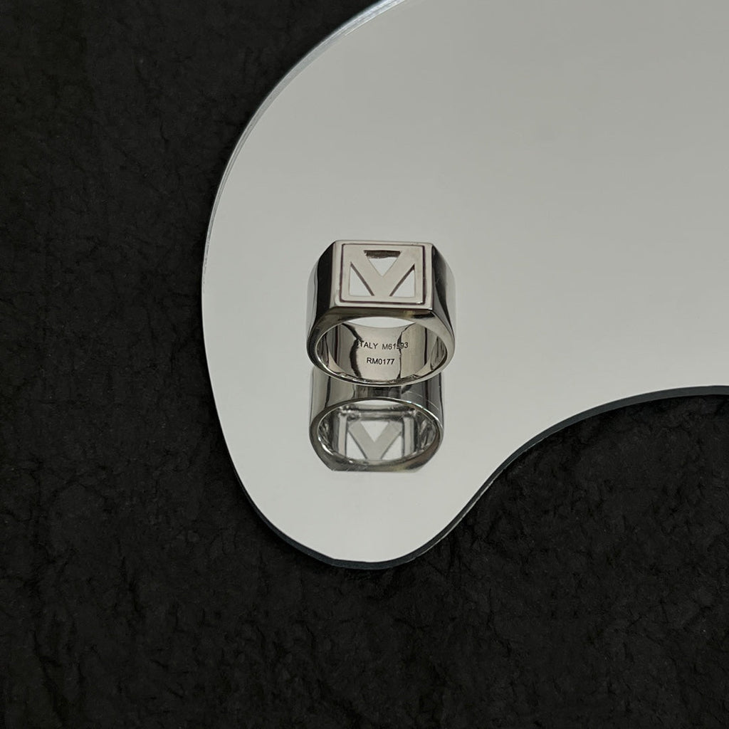 Louis Vuitton Vintage 18K Gold Ring product image 4, provided for visual reference and product detail review