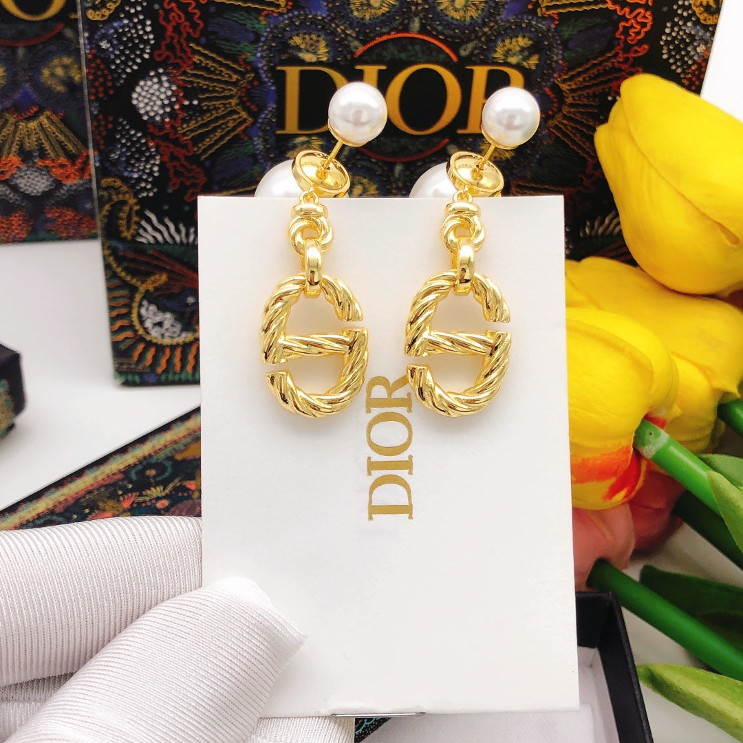 Dior 30 Montaigne Pearls 18K Gold Earrings product image 7, provided for visual reference and product detail review