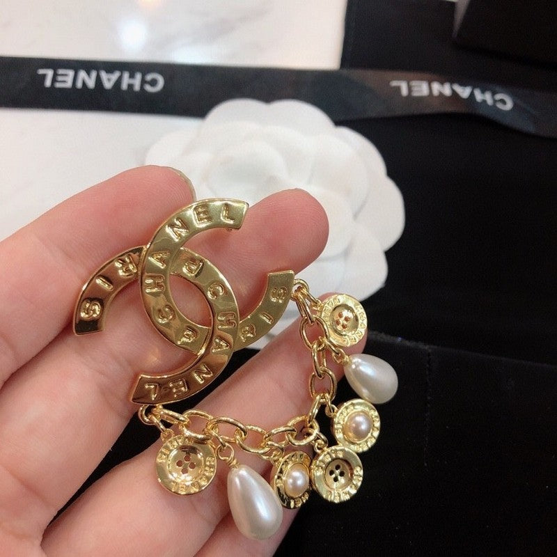 Chanel Pearl Pendant 18K Gold Brooch product image 2, provided for visual reference and product detail review