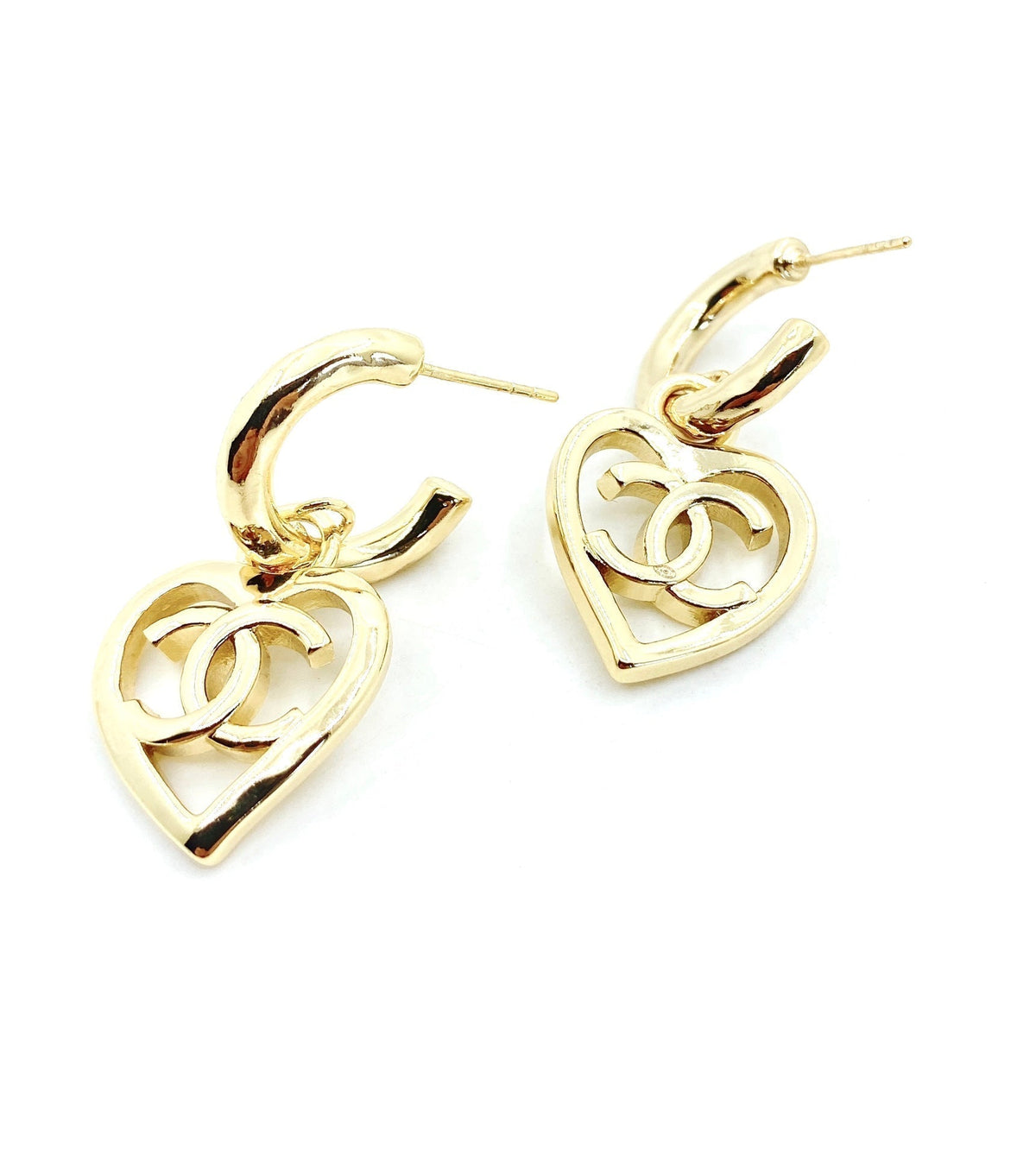 Chanel Heart Pendant 18K Gold Earrings product image 4, provided for visual reference and product detail review