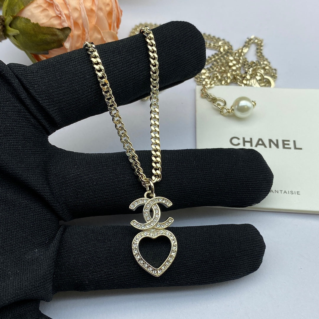 Chanel Heart Chain 18K Gold Necklace product image 4, provided for visual reference and product detail review