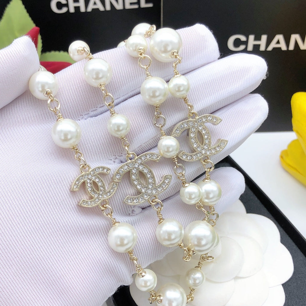 Chanel Long Pearls 18K Gold Necklace product image 4, provided for visual reference and product detail review