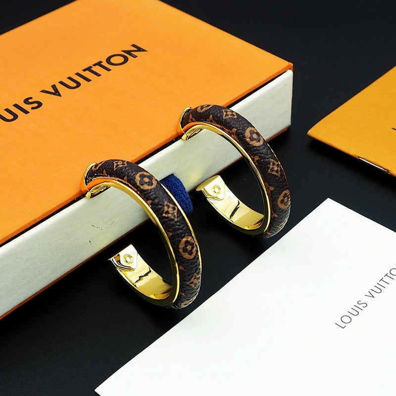 Louis Vuitton Signature 18K Gold Earrings product image 4, provided for visual reference and product detail review