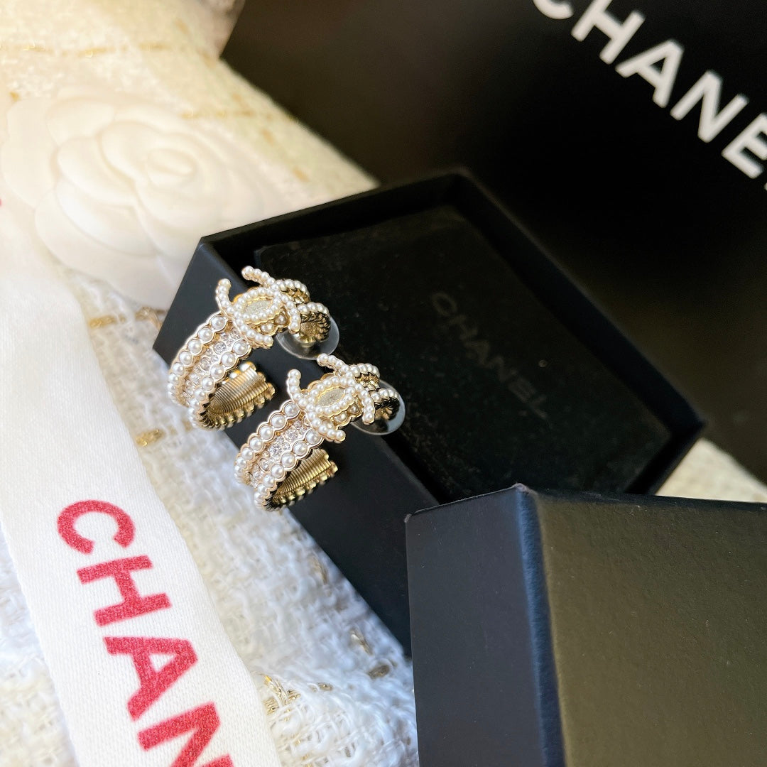 Chanel Pearls 18K Gold Earrings product image 4, provided for visual reference and product detail review
