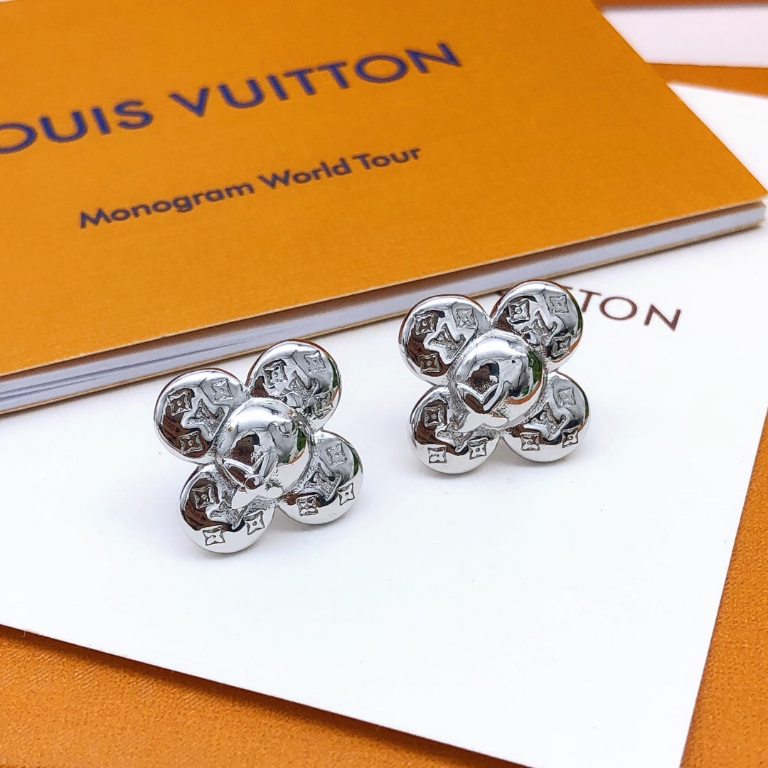 Louis Vuitton Vivienne 18K Gold Earrings product image 5, provided for visual reference and product detail review