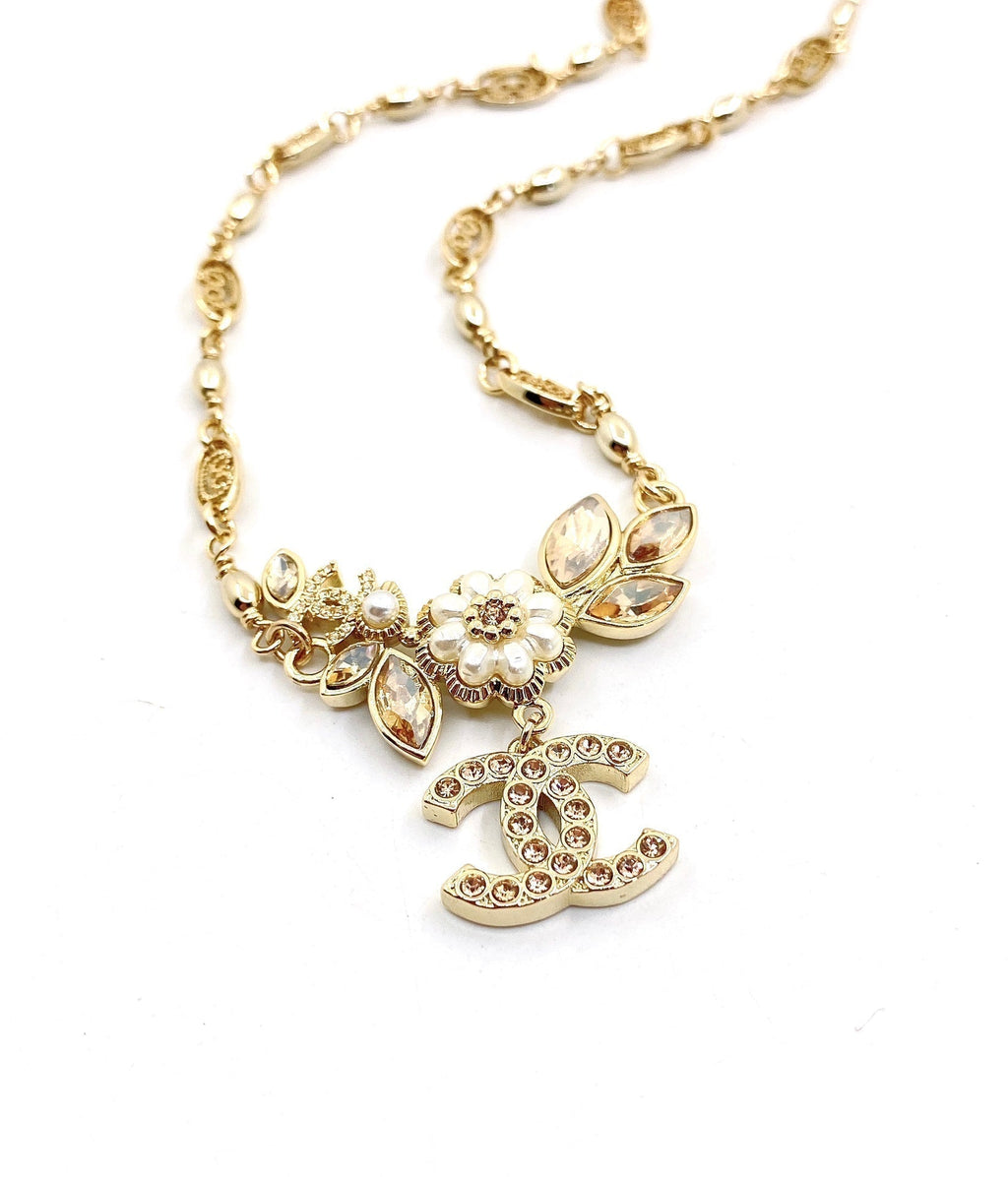 Chanel Flowers Diamonds 18K Gold Necklace product image 3, provided for visual reference and product detail review