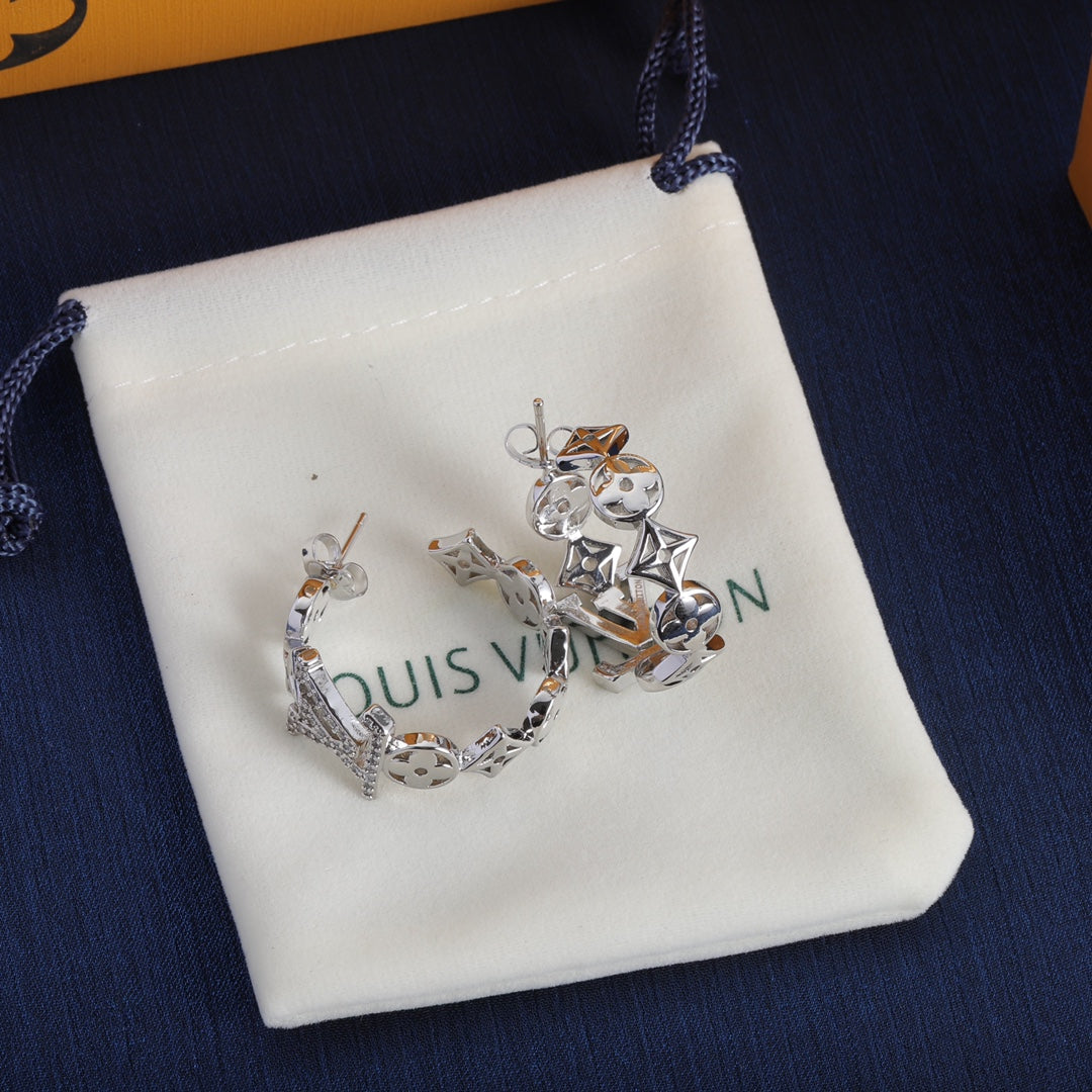 Louis Vuitton Script Diamonds 18K Gold Earrings product image 2, provided for visual reference and product detail review