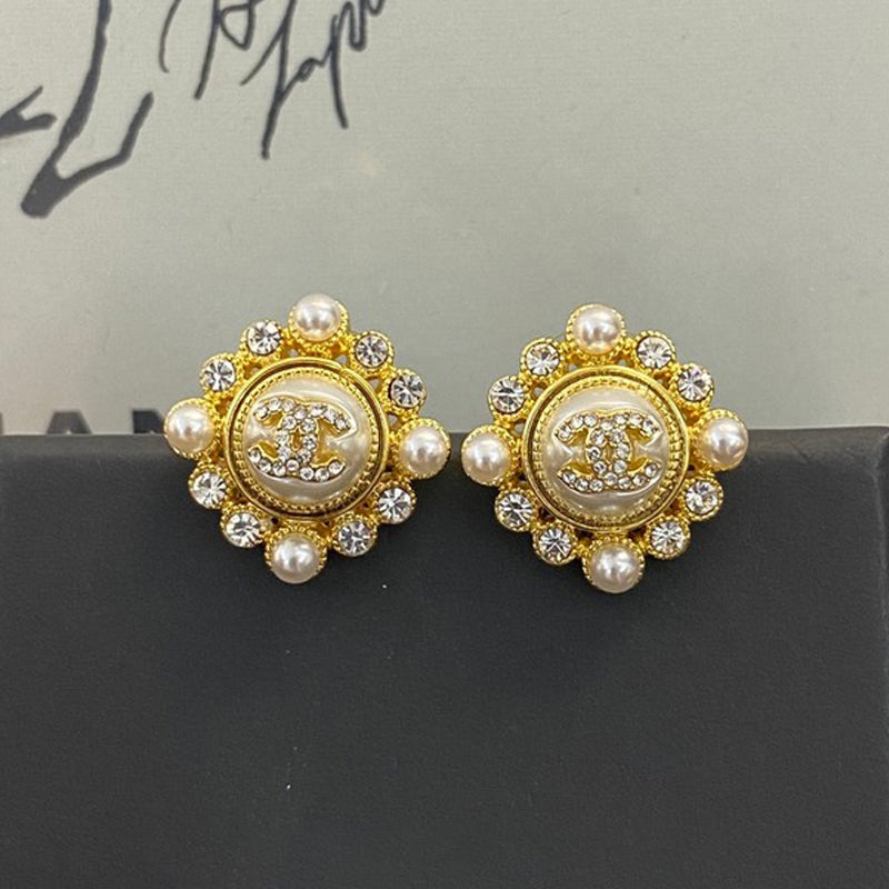 Chanel Pearls 18K Gold Earrings product image 1, provided for visual reference and product detail review