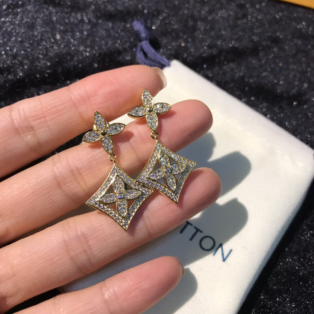 Louis Vuitton Blossom 18K Gold Earrings product image 4, provided for visual reference and product detail review