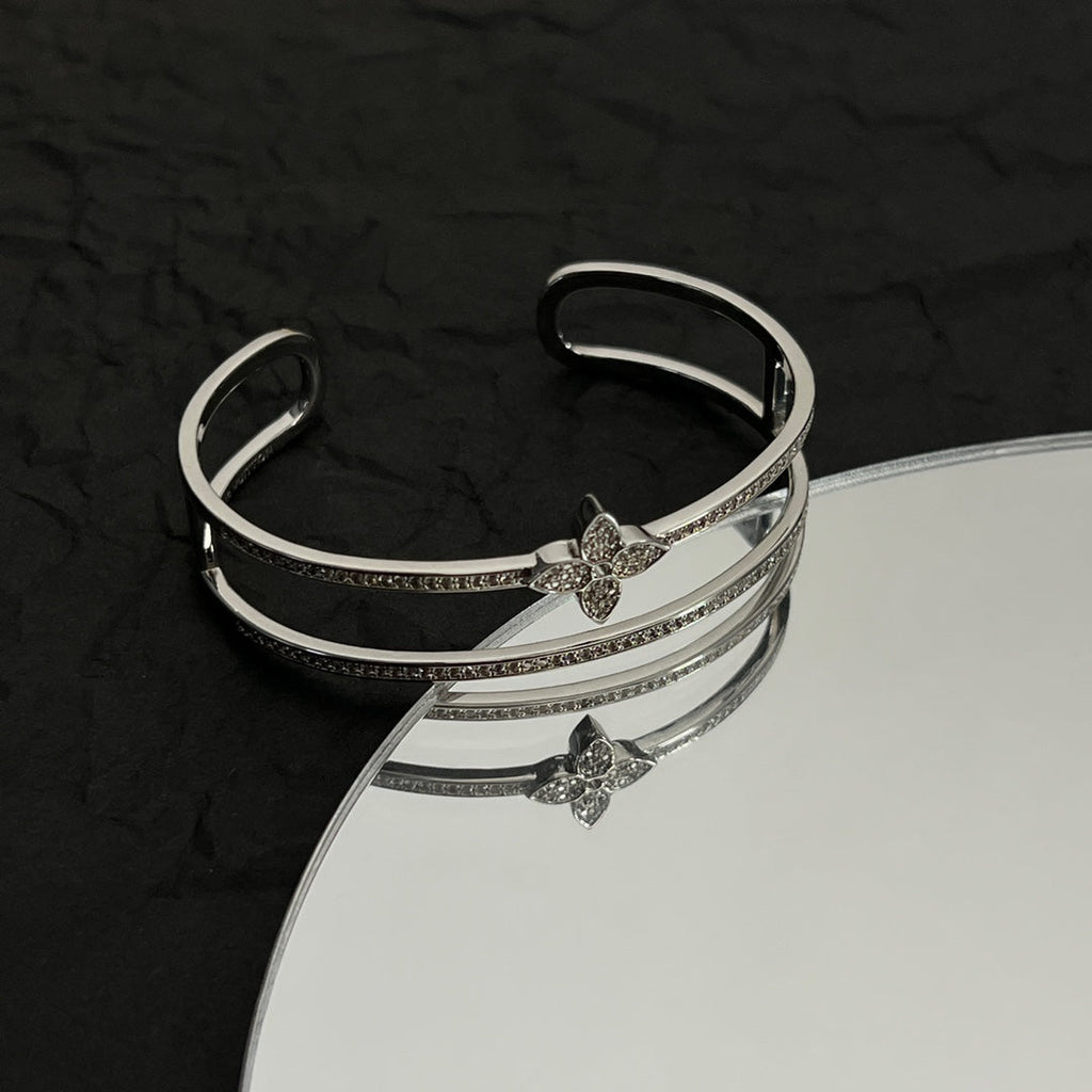 Louis Vuitton Idylle Blossom Two-Row 18K Gold Bracelet product image 14, provided for visual reference and product detail