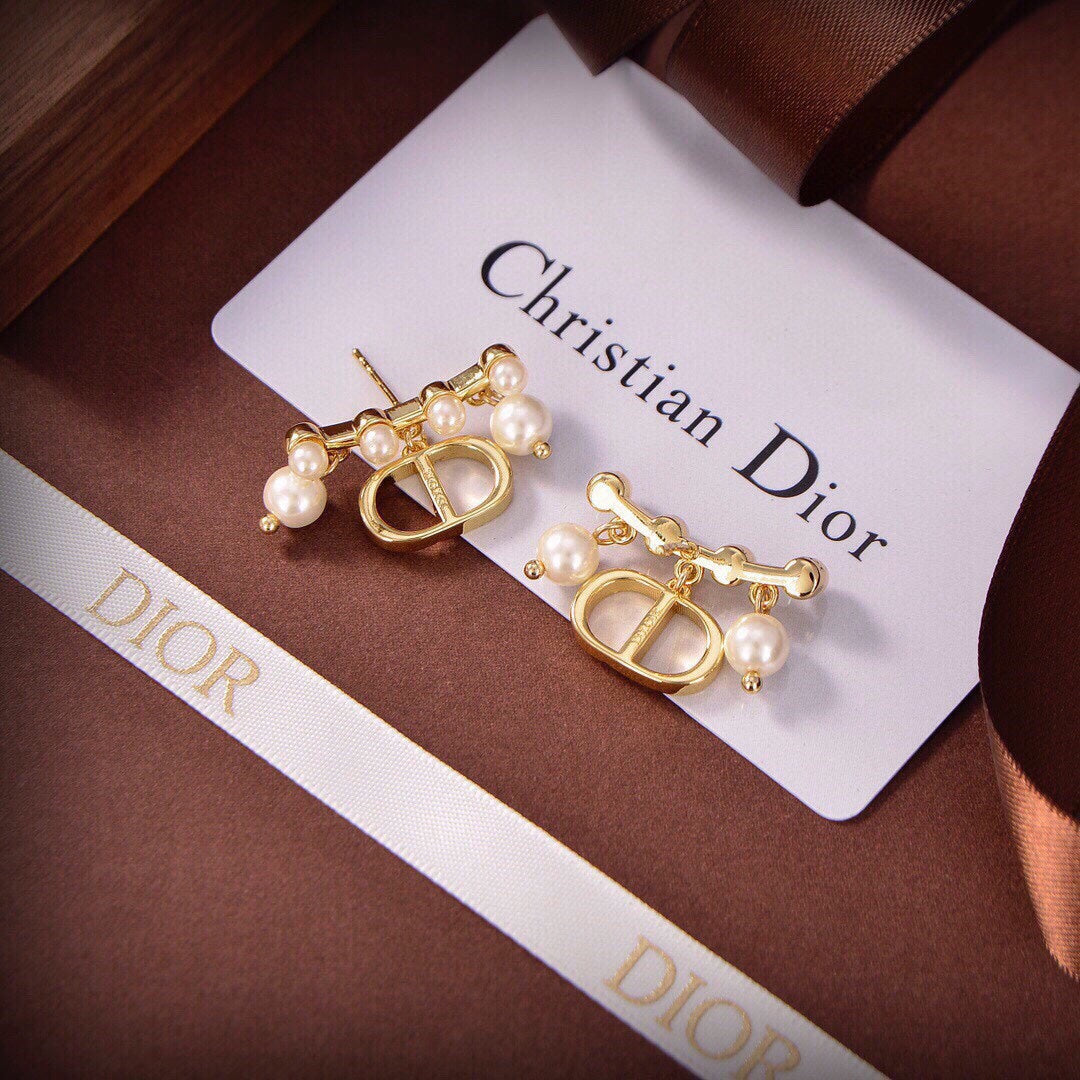 Dior Tribales Pearls 18K Gold Earrings product image 5, provided for visual reference and product detail review