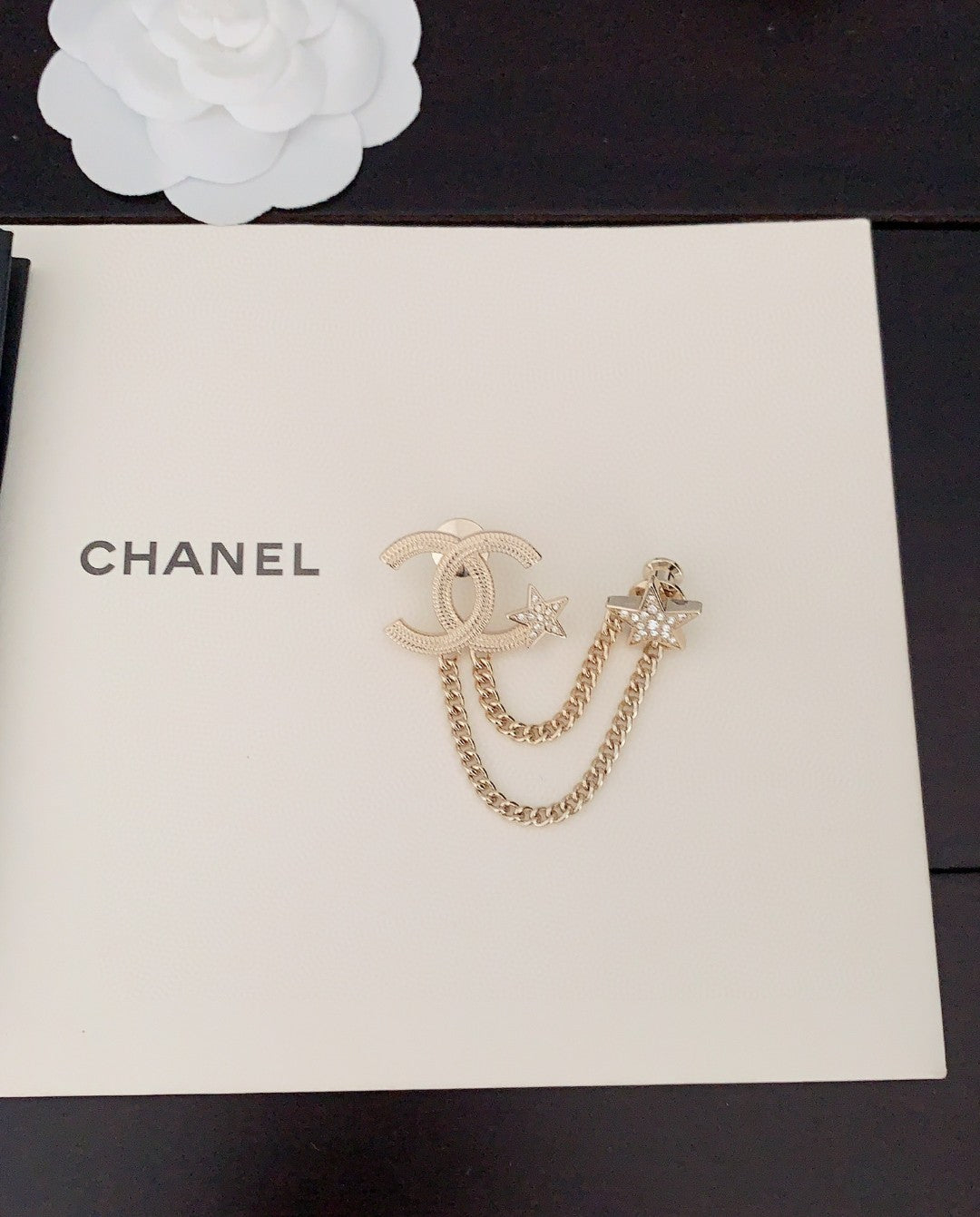 Chanel Heart Star Chain 18K Gold Brooch product image 4, provided for visual reference and product detail review
