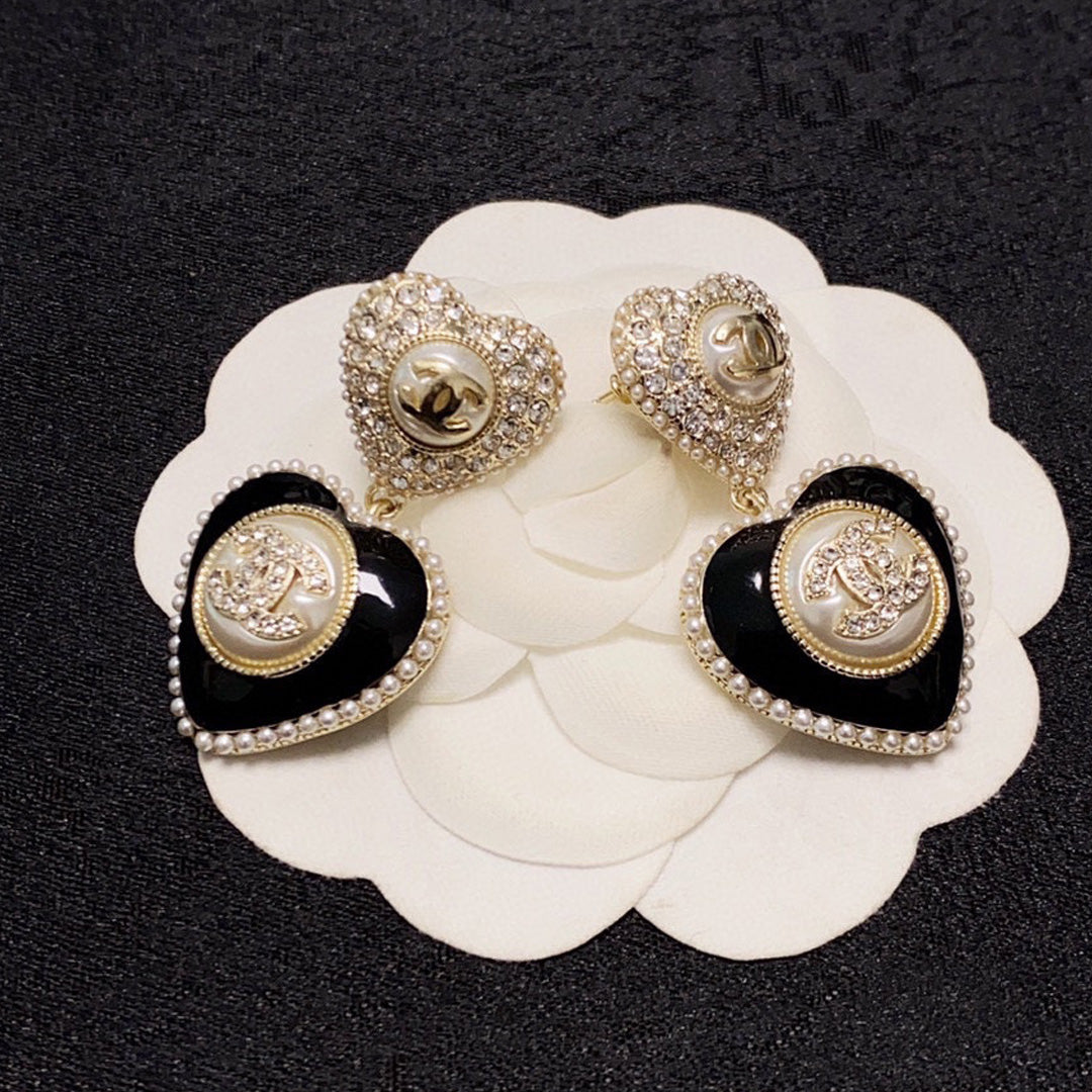 Chanel Black Heart 18K Gold Earrings product image 1, provided for visual reference and product detail review