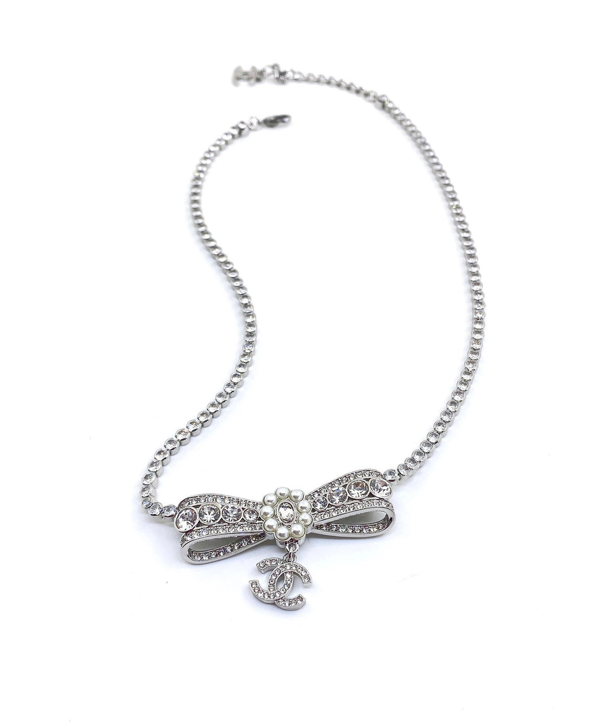 Chanel Diamonds Bow Tie 18K Gold Necklace product image 4, provided for visual reference and product detail review
