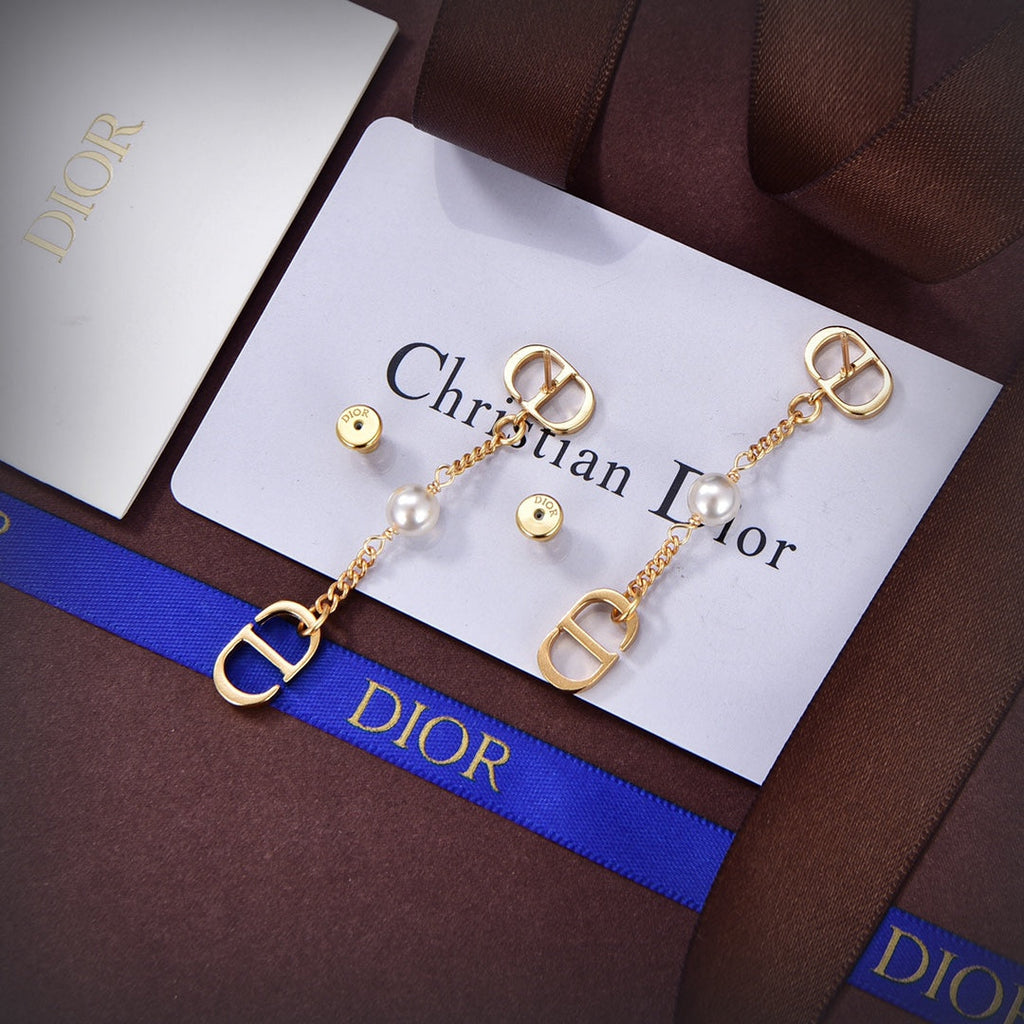 Dior 30 Montaigne 18K Gold Earrings product image 6, provided for visual reference and product detail review