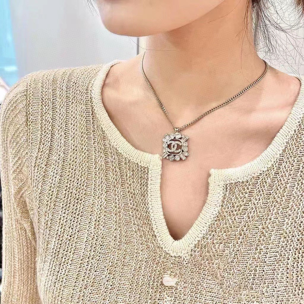 Chanel Diamonds Pendant 18K Gold Necklace product image 4, provided for visual reference and product detail review