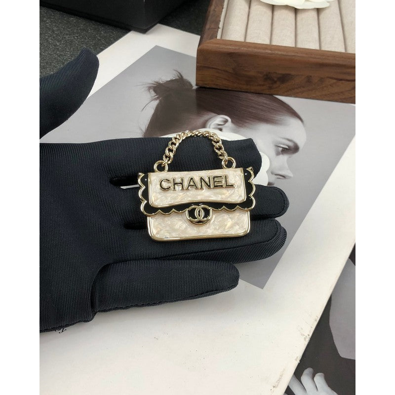 Chanel White Bag 18K Gold Brooch product image 4, provided for visual reference and product detail review