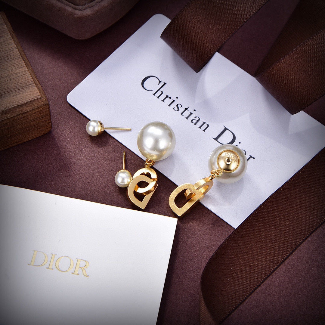 Dior Tribales 18K Gold Earrings product image 3, provided for visual reference and product detail review