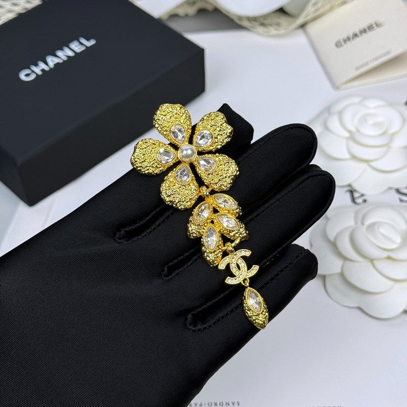 Chanel 26C Flower Crystal Drop Gold 18K Gold Brooch product image 4, provided for visual reference and product detail review