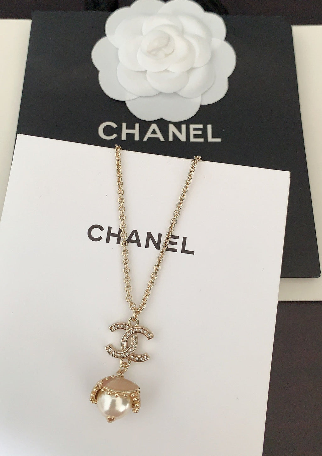 Chanel Pearls Flower 18K Gold Necklace product image 5, provided for visual reference and product detail review