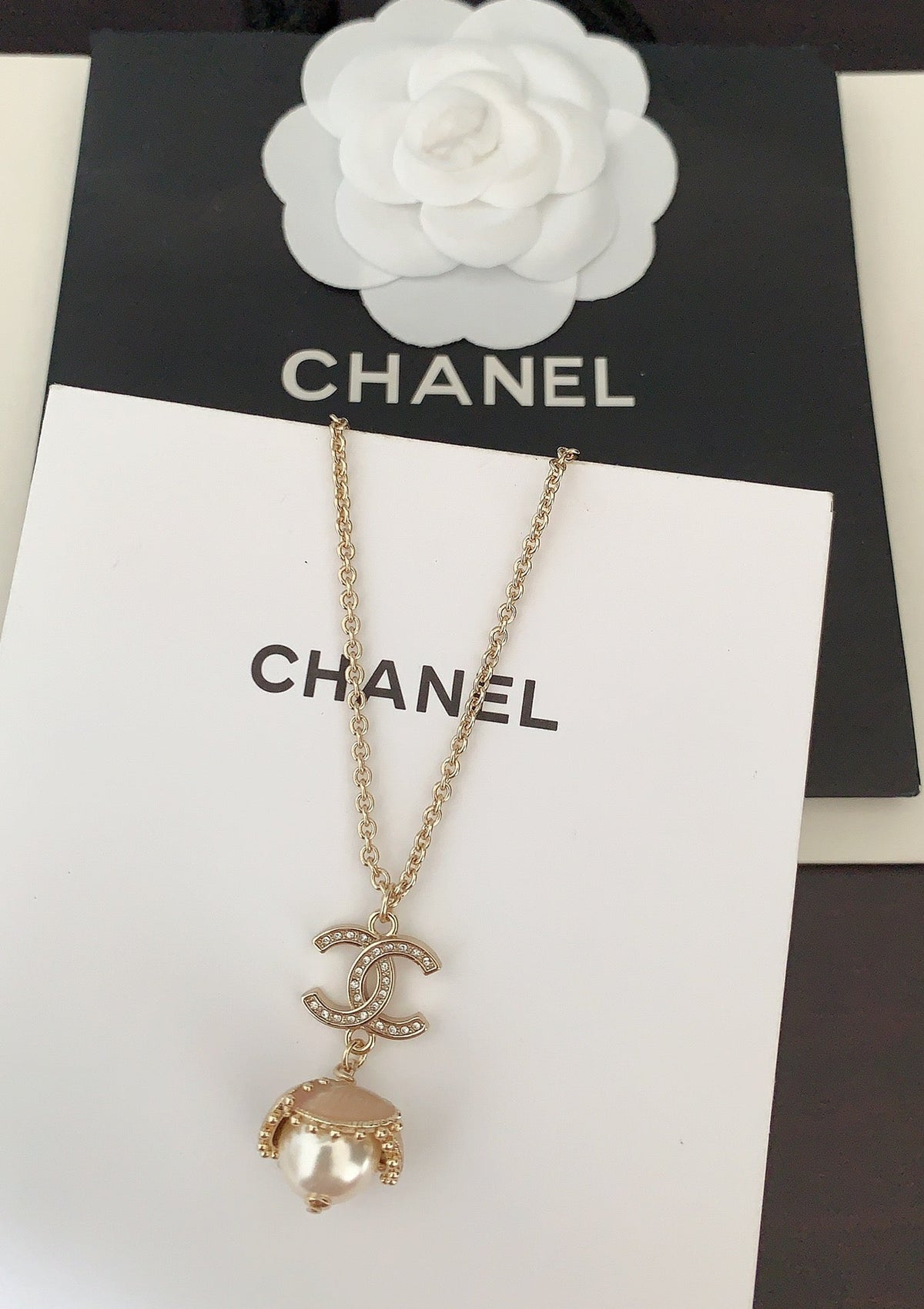 Chanel Pearls Flower 18K Gold Necklace product image 5, provided for visual reference and product detail review