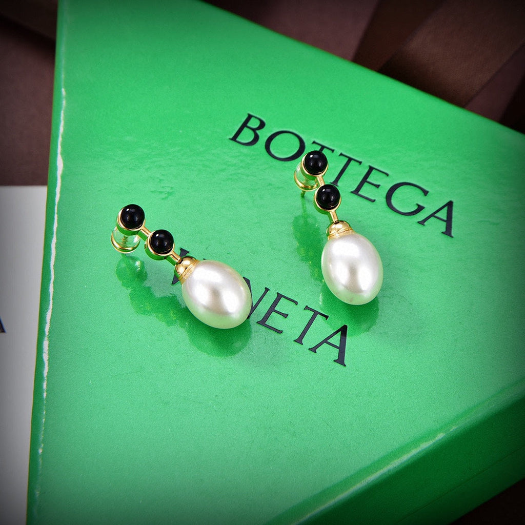 Bvlgari Pearl 18K Gold Earrings product image 4, provided for visual reference and product detail review