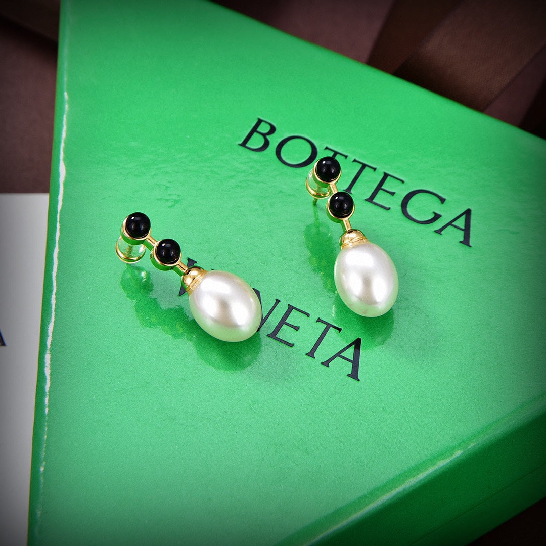 Bvlgari Pearl 18K Gold Earrings product image 4, provided for visual reference and product detail review