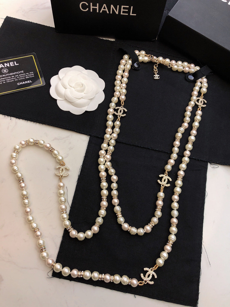 Chanel Pearl Choker 18K Gold Necklace product image 2, provided for visual reference and product detail review