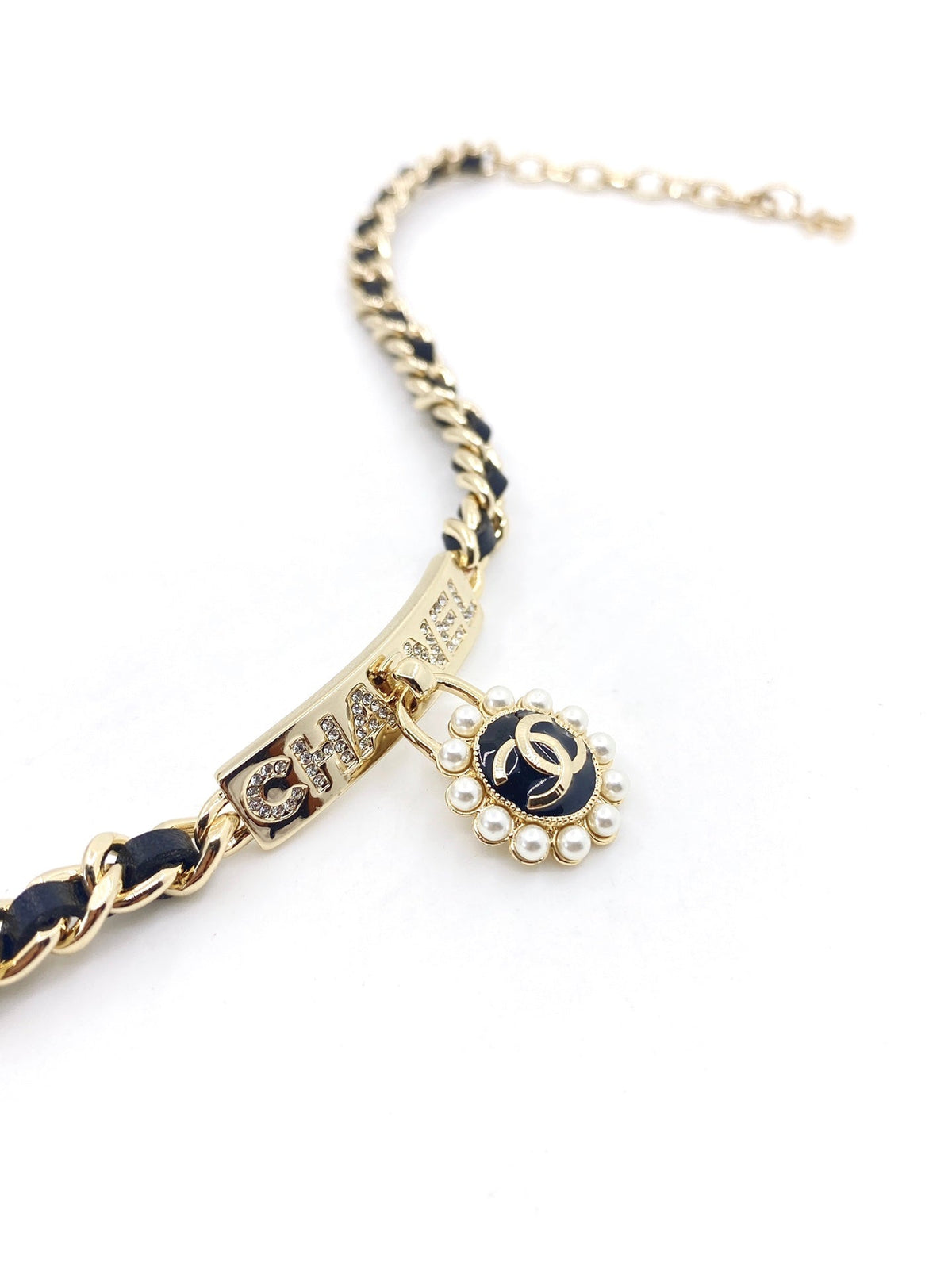 Chanel Pearls Choker 18K Gold Necklace product image 5, provided for visual reference and product detail review