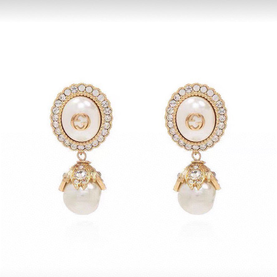 Gucci Double Pearl 18K Gold Earrings product image 2, provided for visual reference and product detail review