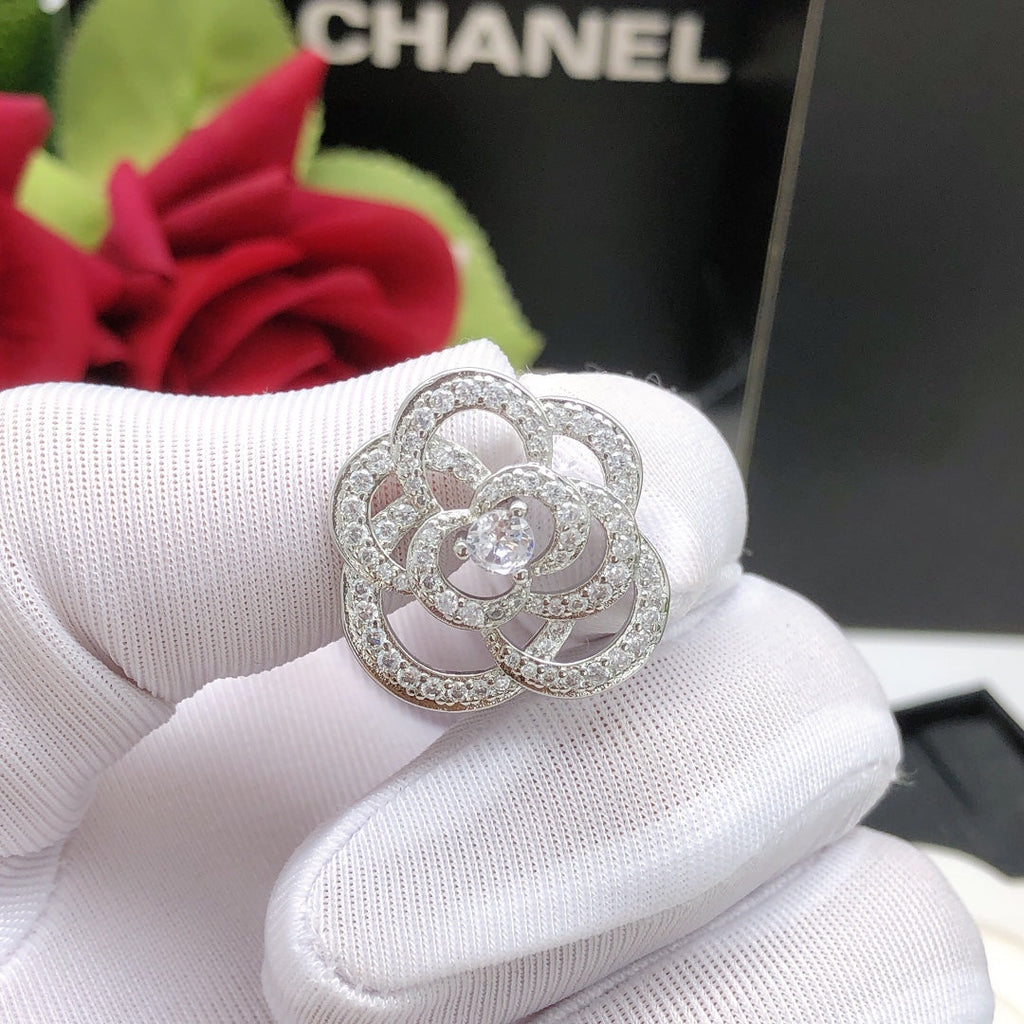 Chanel Camellia Diamond 18K Gold Earrings product image 3, provided for visual reference and product detail review