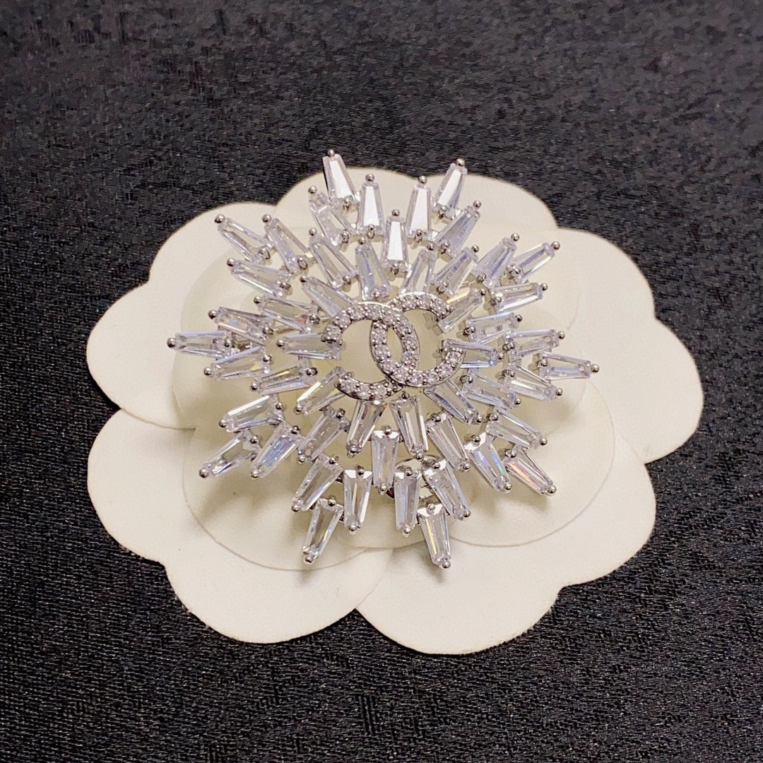 Chanel Snow Flower 18K Gold Brooch product image 7, provided for visual reference and product detail review
