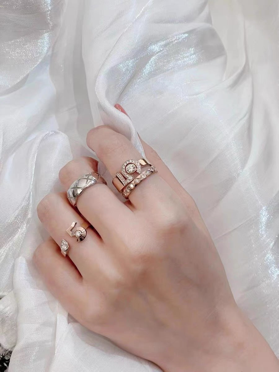 Chanel No.5 18K Gold Ring product image 4, provided for visual reference and product detail review