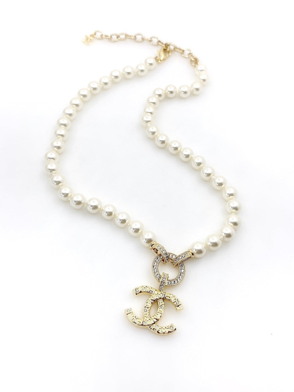 Chanel Pearls Choker 18K Gold Necklace product image 4, provided for visual reference and product detail review