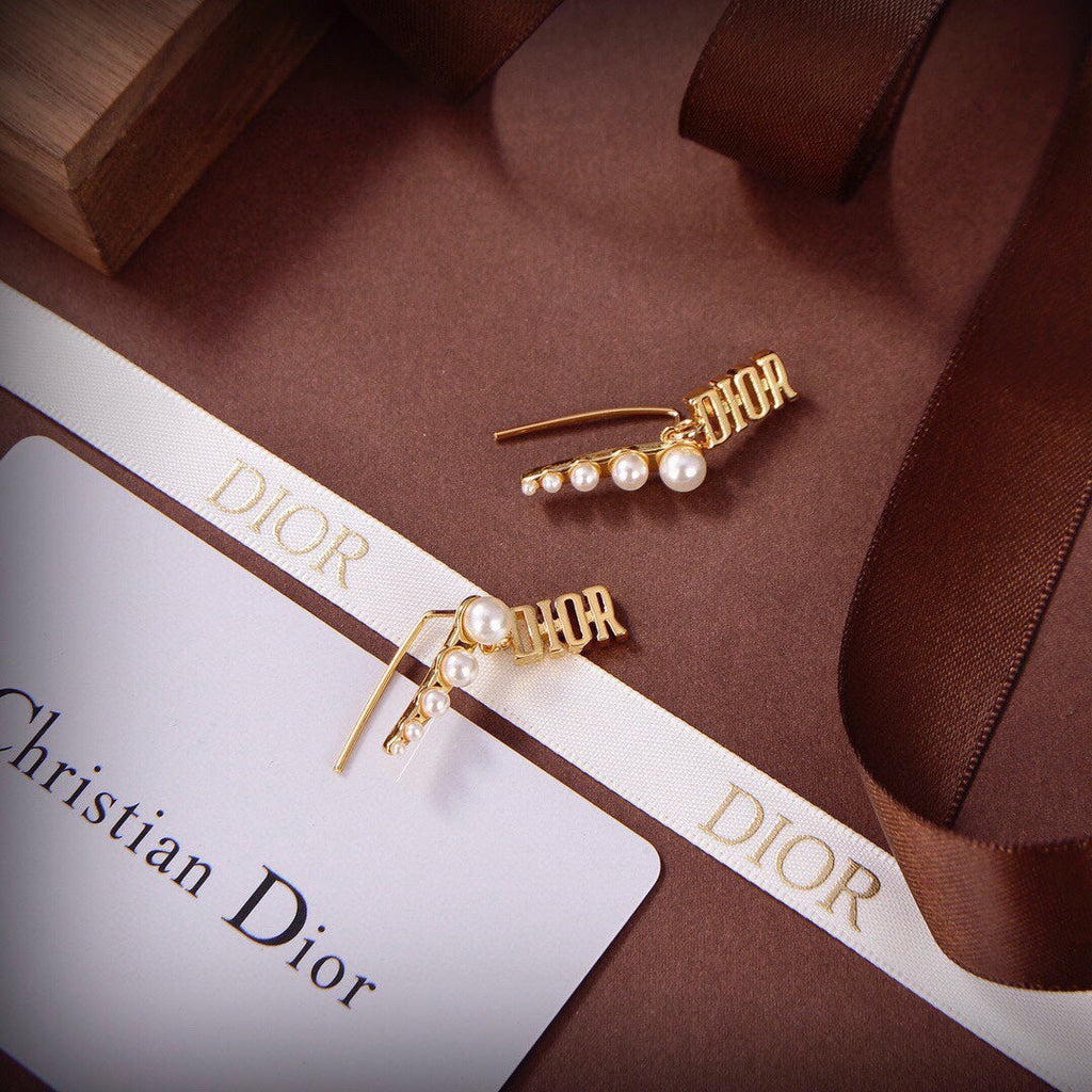 Dior Revolution Resin Pearls 18K Gold Earrings product image 4, provided for visual reference and product detail review