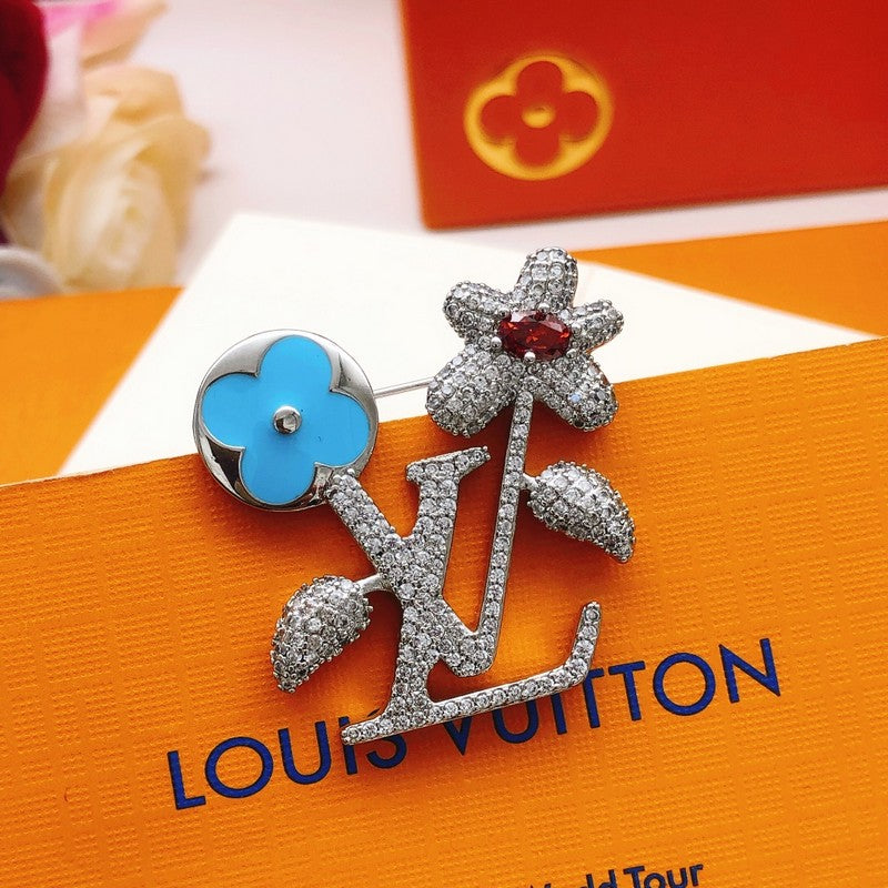 Louis Vuitton Blooming 18K Gold Brooch product image 10, provided for visual reference and product detail review