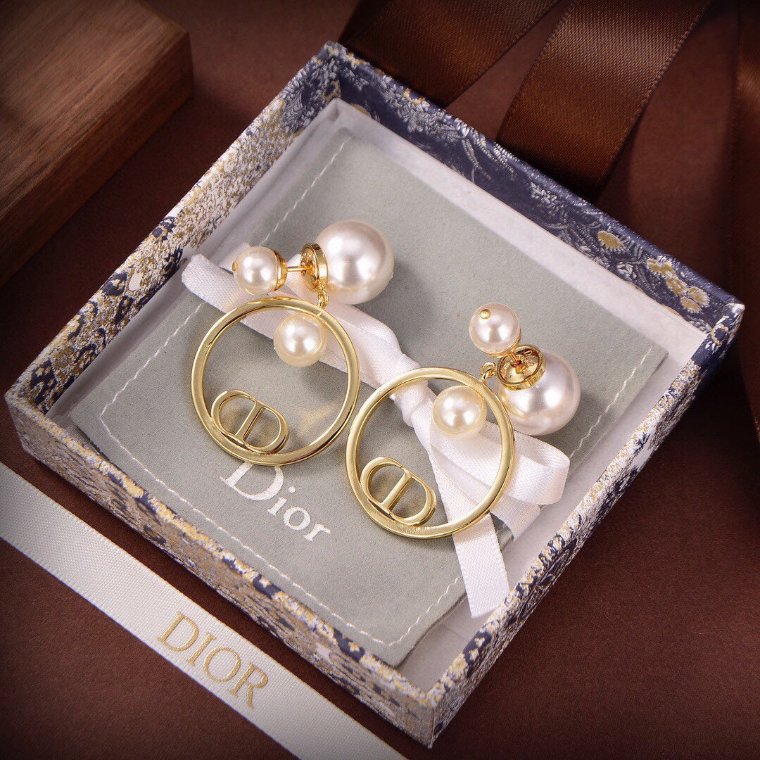 Dior Circle Pearls 18K Gold Earrings product image 4, provided for visual reference and product detail review