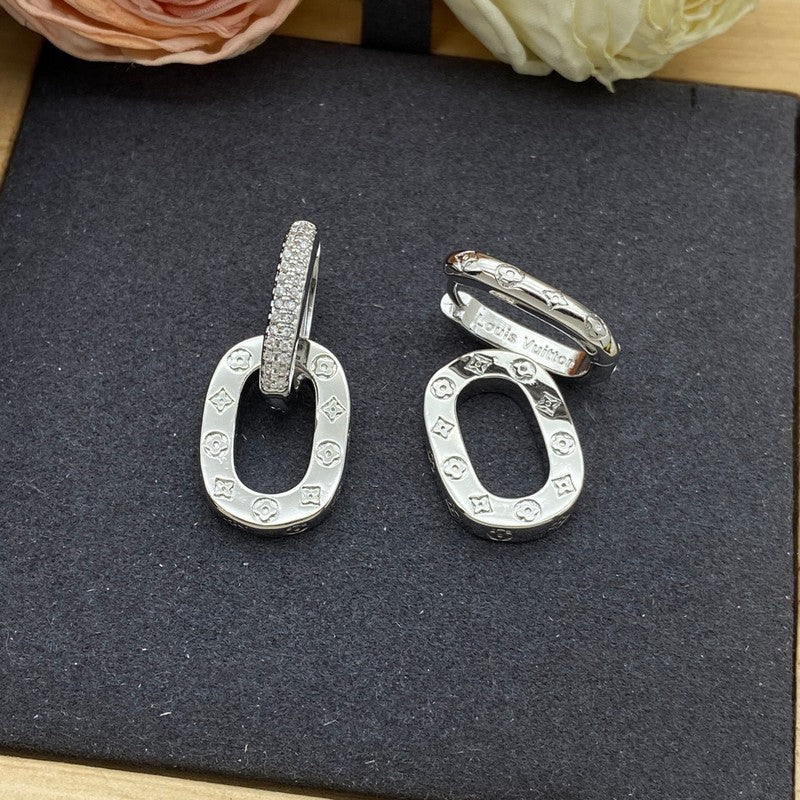 Louis Vuitton Circle 18K Gold Earrings product image 3, provided for visual reference and product detail review
