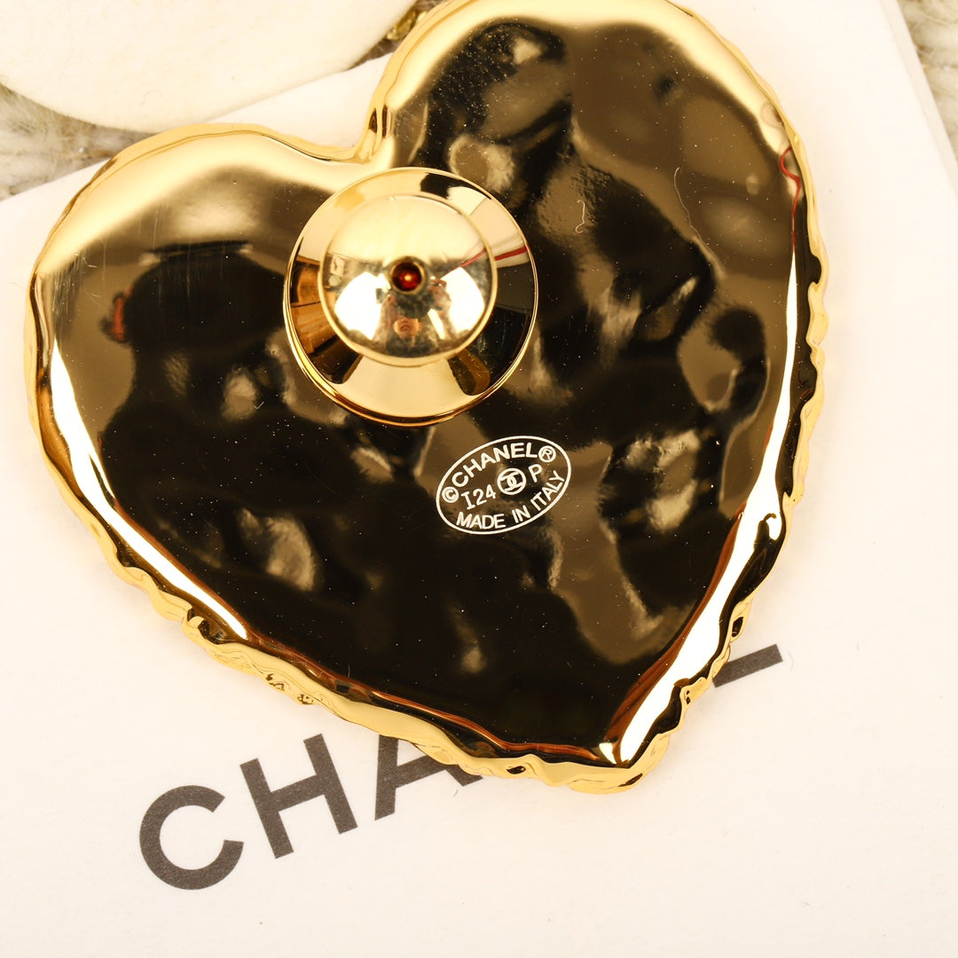 Chanel Black Heart 18K Gold Brooch product image 2, provided for visual reference and product detail review