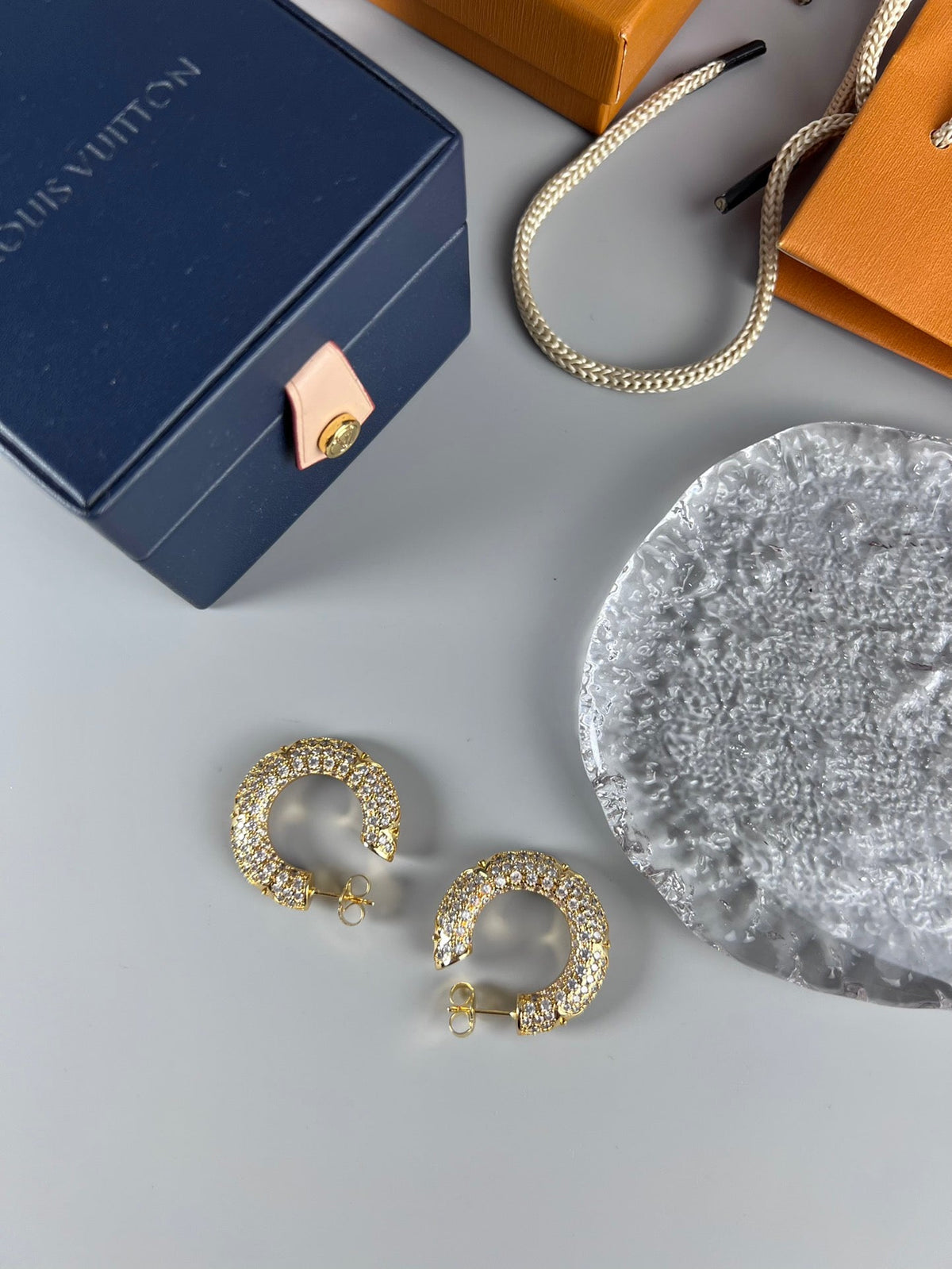 Louis Vuitton Circle Diamonds 18K Gold Earrings product image 6, provided for visual reference and product detail review