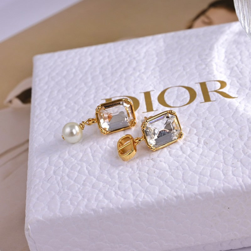 Dior Tribales Pearl Crystal 18K Gold Earrings product image 5, provided for visual reference and product detail review